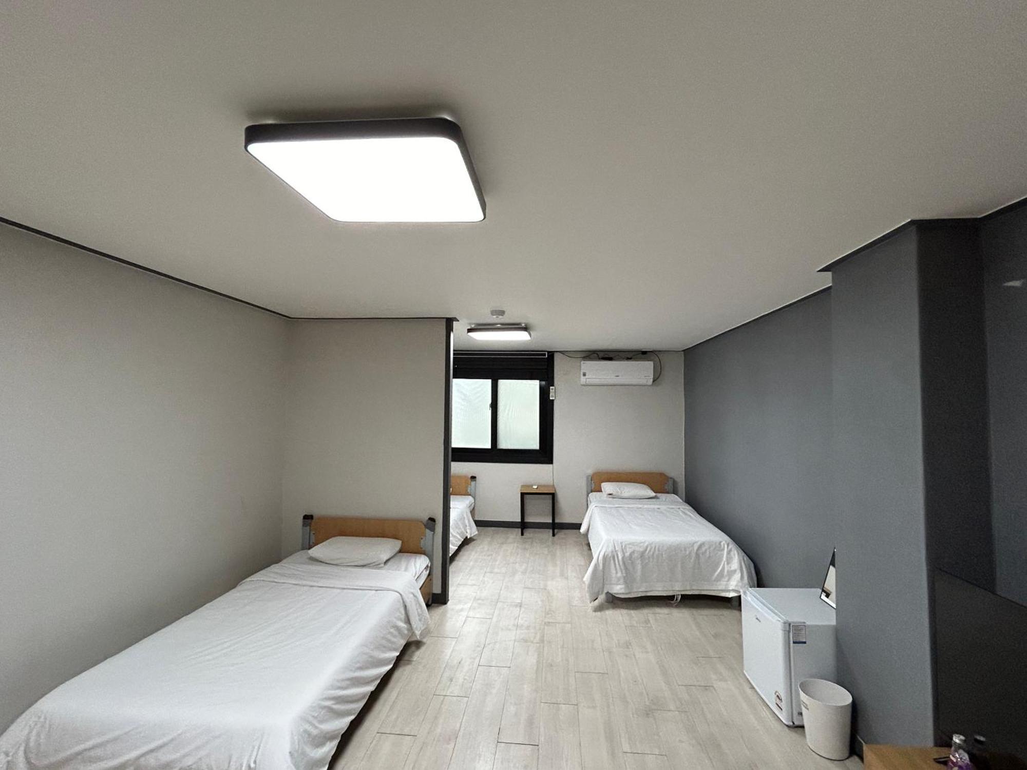 Deluxe Motel Geoje Zimmer foto