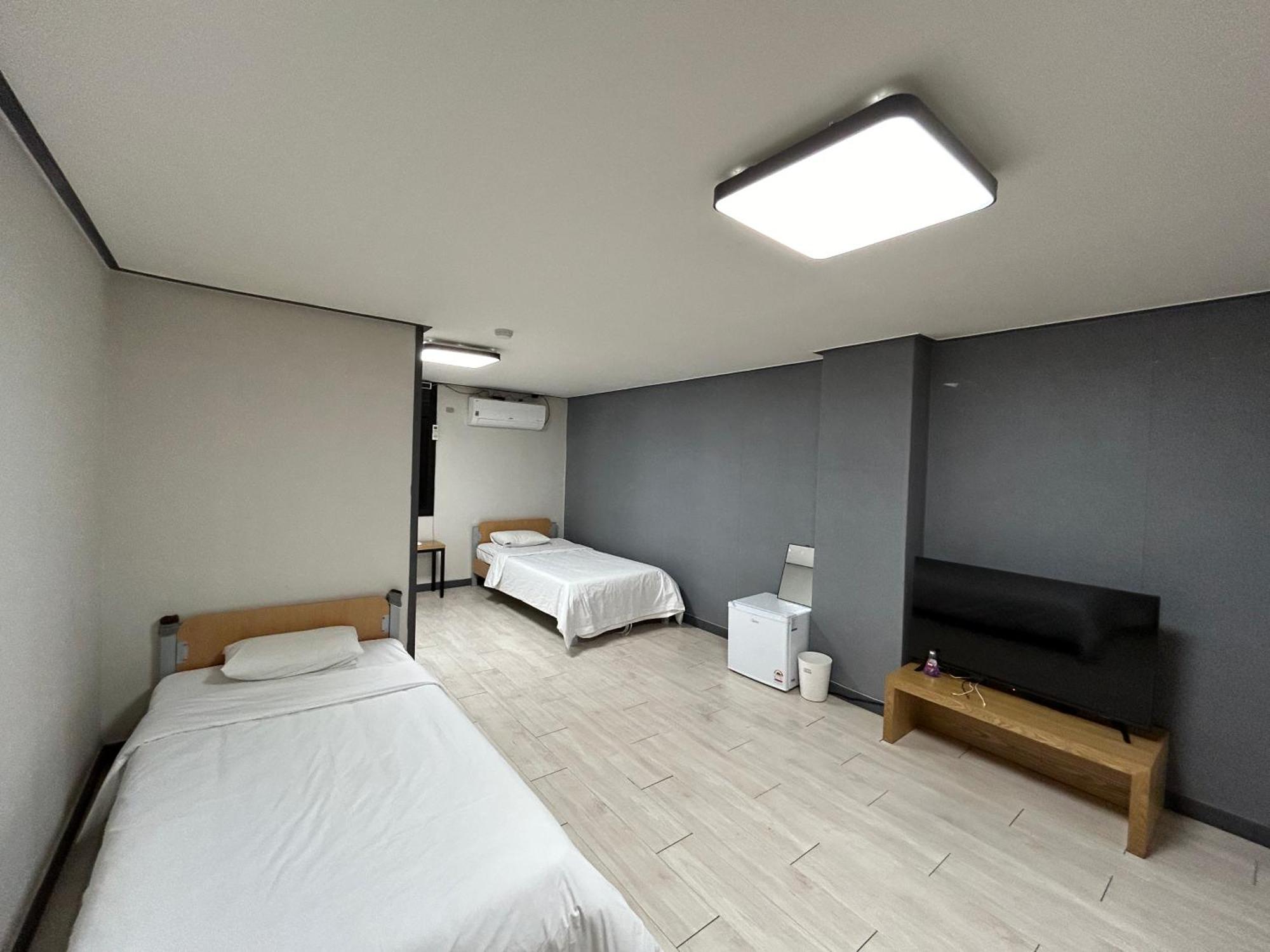 Deluxe Motel Geoje Zimmer foto